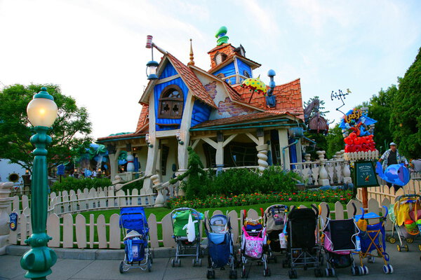 Японский Диснейленд Гуфи дом в Тунтауне
