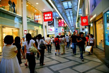 en büyük ticari yayalara Shinsaibashi dotonbori osaka olduğunu