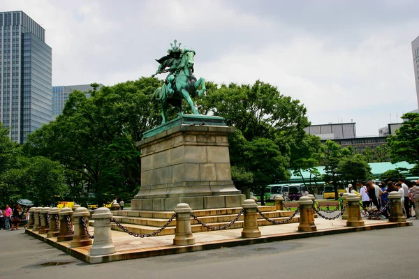 Τόκιο αυτοκρατορικό παλάτι εξωτερικό κήπο nijubashi kusunoki σε άγαλμα — Φωτογραφία Αρχείου