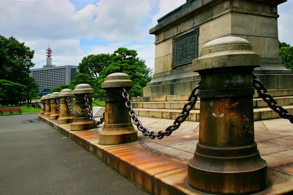 Tokyo keizerlijk paleis buitenste tuin nijubashi kusunoki een standbeeld balustrades — Stockfoto