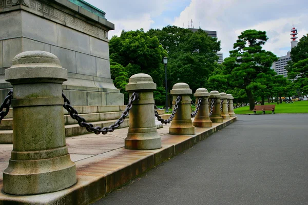 Tokyo imperialer Palast äußerer Garten nijubashi kusunoki eine Statue Geländer — Stockfoto