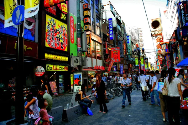 Shinsaibashi dotonbori osaka är den största kommersiella gågatan — Stockfoto