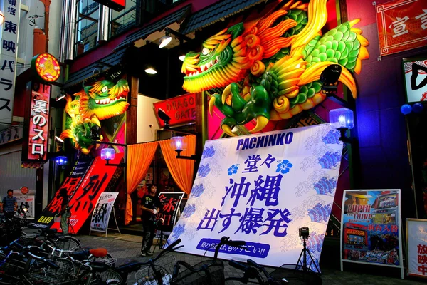 Shinsaibashi Osaka Dotonbori является крупнейшей продовольственной улицей, которая является детской площадкой — стоковое фото