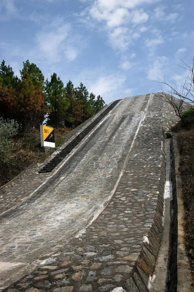 Anhui darovali 50 procent svahu automobilové proving ground — Stock fotografie