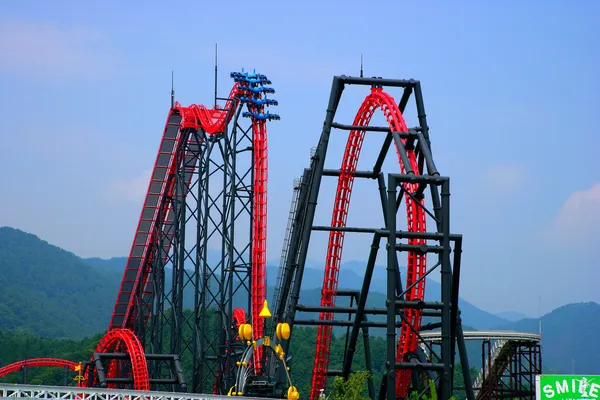 Parc d'attractions Fuji-Q Highland dans les célèbres montagnes russes à grande vitesse du Japon — Photo