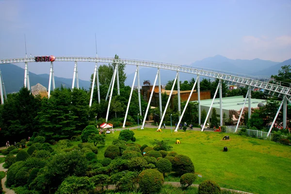 Fuji-Q Highland zábavní park v Japonsku slavný vysokorychlostní horská dráha — Stock fotografie