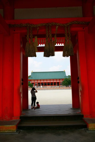 Patrimonio histórico y cultural de Japón (Kioto) Puerta del santuario de Heian — Foto de Stock