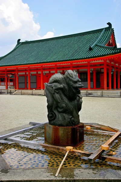 Patrimonio histórico y cultural de Japón (Kioto) Santuario de Heian Jingu antes de entrar en la piscina neta de tres — Foto de Stock