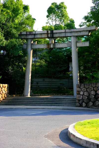 Innerhalb der stadt osaka, japan torii — Stockfoto