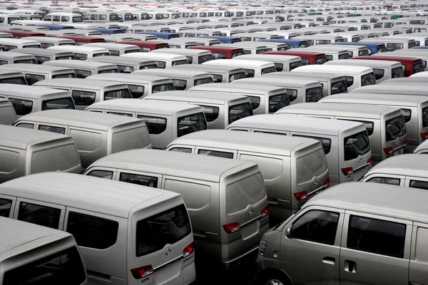 Chongqing Jiangbei Distrito estacionamento estacionado "Chang" marca vans — Fotografia de Stock