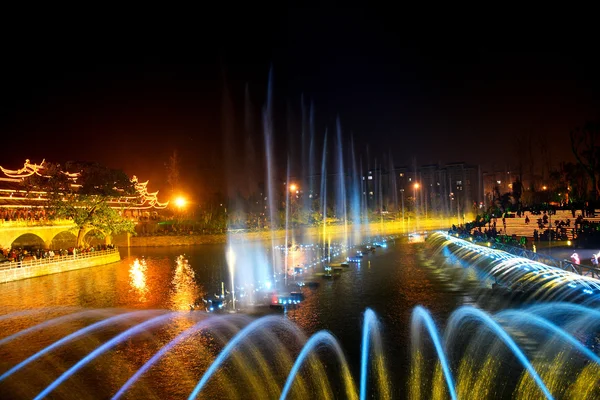 Bishan County of Chongqing Guanyin lagoa wetland laser fonte de música noite — Fotografia de Stock