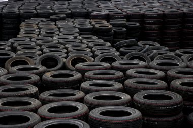 Chongqing minsheng lojistik otomatik parça ambarı araba lastikleri saklı tutar.