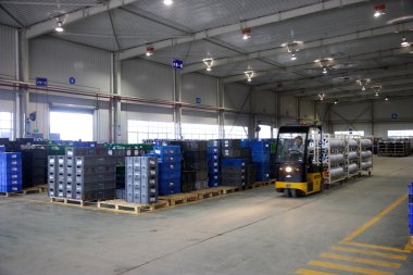 Chongqing minsheng lojistik otomotiv çalışanları kablo araba otomobil parçaları tarafından taşınmaktadır.