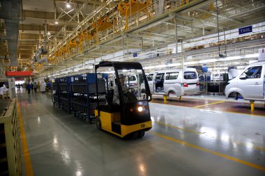 Araba otomobil üretim hattı çalışanları kablo araba otomobil parçaları tarafından taşınmaktadır Chongqing minsheng lojistik şirketi