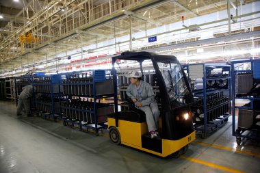 Araba otomobil üretim hattı çalışanları kablo araba otomobil parçaları tarafından taşınmaktadır Chongqing minsheng lojistik şirketi