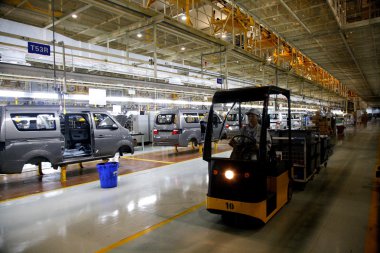 Araba otomobil üretim hattı çalışanları kablo araba otomobil parçaları tarafından taşınmaktadır Chongqing minsheng lojistik şirketi