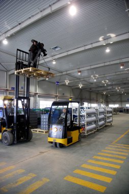 Araba otomobil üretim hattı çalışanları kablo araba otomobil parçaları tarafından taşınmaktadır Chongqing minsheng lojistik şirketi