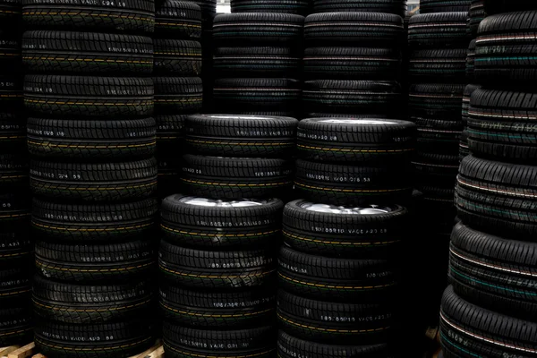 Chongqing Minsheng Logistics Auto Parts Warehouse reserves car tires — Stock Photo, Image