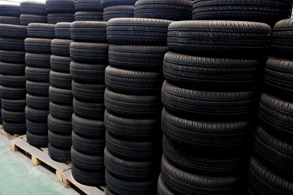 Chongqing Minsheng Logistics Auto Parts Warehouse reserves car tires — Stock Photo, Image