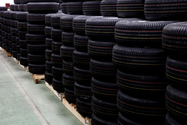Chongqing Minsheng Logistics Auto Parts Warehouse запасные автомобильные шины — стоковое фото