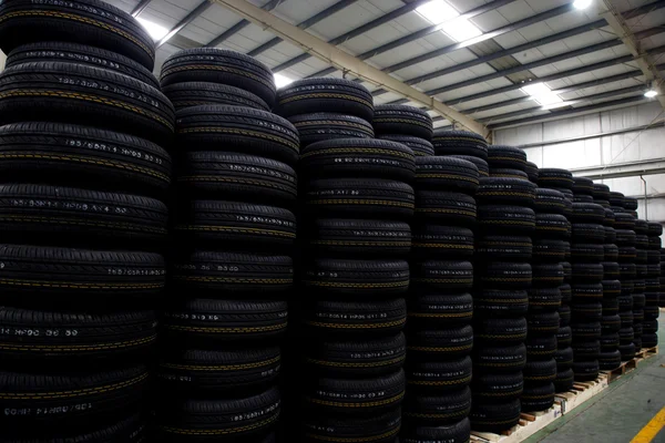 Chongqing Minsheng Logistics Auto Parts Warehouse reserves car tires — Stock Photo, Image