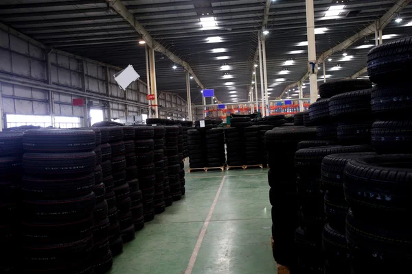 Chongqing minsheng logistik auto delar lager förbehåller sig bildäck — Stockfoto