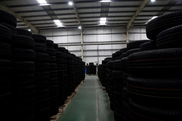 Chongqing minsheng logistieke auto onderdelen magazijn behoudt zich autobanden — Stockfoto