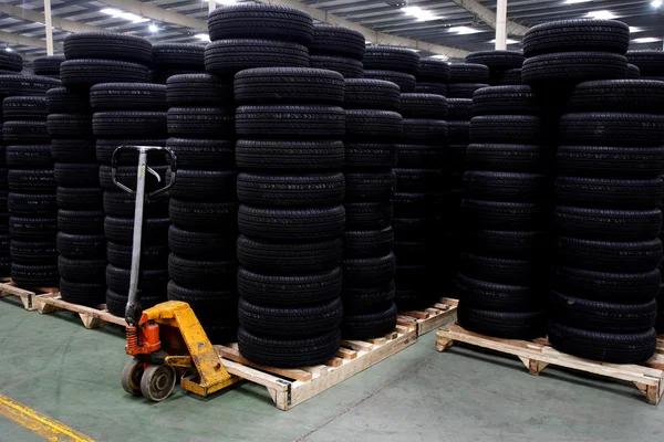 Chongqing Minsheng Logistics Auto Parts Warehouse reserves car tires — Stock Photo, Image