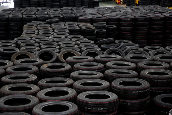 Chongqing Minsheng Logistics Auto Parts Warehouse reserves car tires — Stock Photo, Image