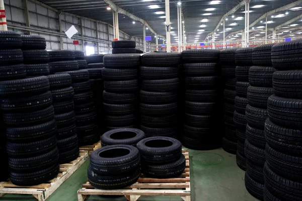 Chongqing Minsheng Logística Auto Peças Armazém reserva pneus de carro — Fotografia de Stock