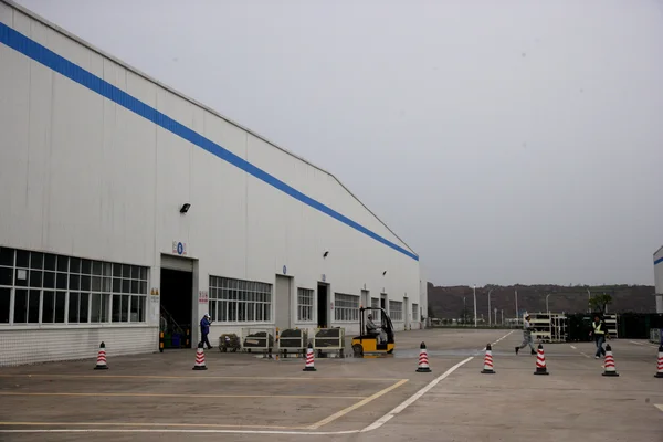 Chongqing minsheng logistics αυτοκινήτων εργαζομένων μεταφέρονται από τα τελεφερίκ εξαρτήματα αυτοκινήτων — Φωτογραφία Αρχείου