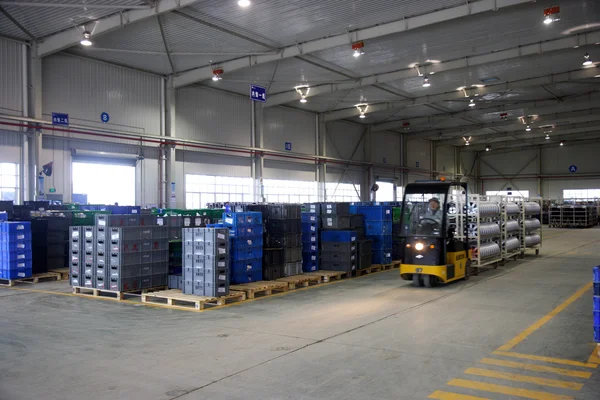 Chongqing Minsheng Logistics Os funcionários automotivos são transportados por peças de automóveis de teleférico — Fotografia de Stock