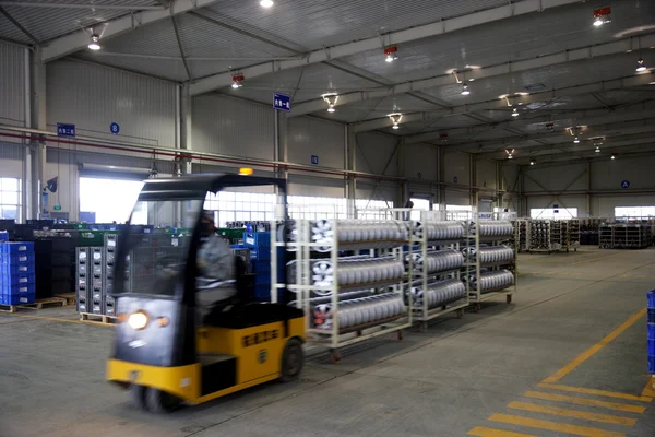 Chongqing Minsheng Logistics Automotive employees are transported by cable car auto parts — Stock Photo, Image