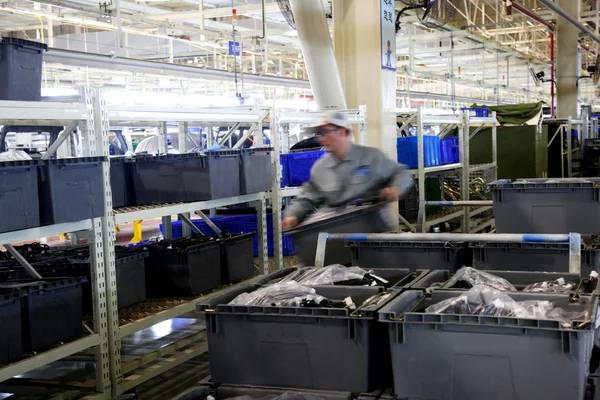 Chongqing minsheng logistiek bedrijf auto auto productielijn werknemers worden vervoerd door kabelbaan autodelen — Stockfoto