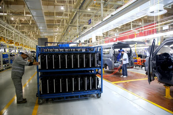 Chongqing minsheng logistics εταιρεία αυτοκινήτων γραμμή παραγωγής αυτοκινήτων εργαζομένων μεταφέρονται από τα τελεφερίκ εξαρτήματα αυτοκινήτων — Φωτογραφία Αρχείου