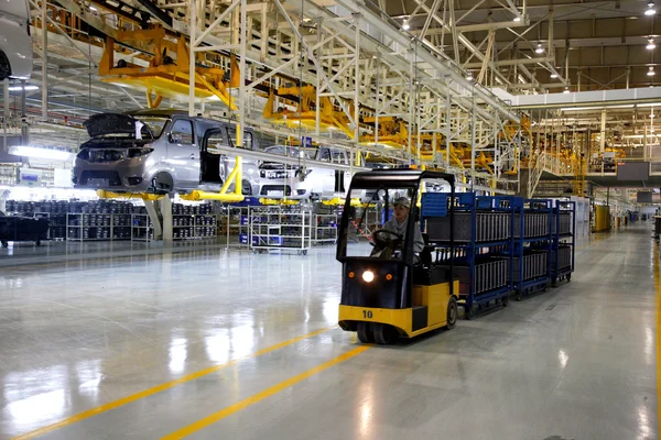 Chongqing Minsheng Logistics company car automobile production line employees are transported by cable car auto parts — Stock Photo, Image