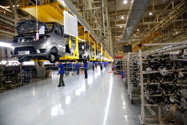 Chongqing Minsheng Logistik Unternehmen Auto Auto Produktionslinie Mitarbeiter werden mit der Seilbahn Autoteile transportiert — Stockfoto
