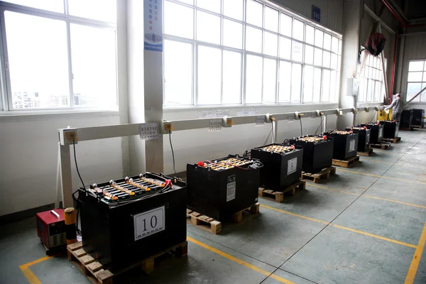 Chongqing Minsheng Logistik Auto Parts Warehouse bil batteriopladning zone - Stock-foto