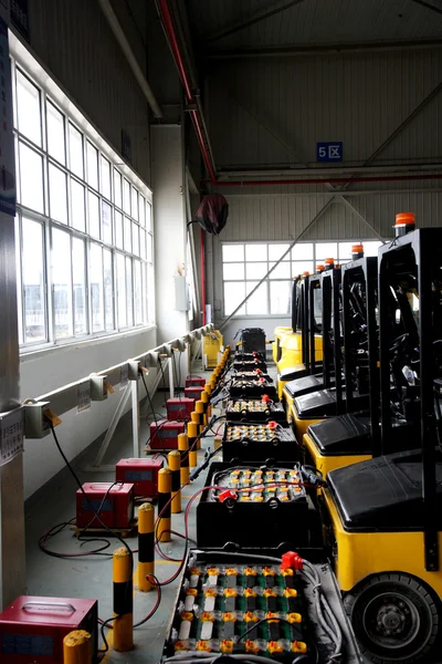 Chongqing Minsheng Logistics Auto Parts Warehouse zona de carga de baterías de automóviles — Foto de Stock