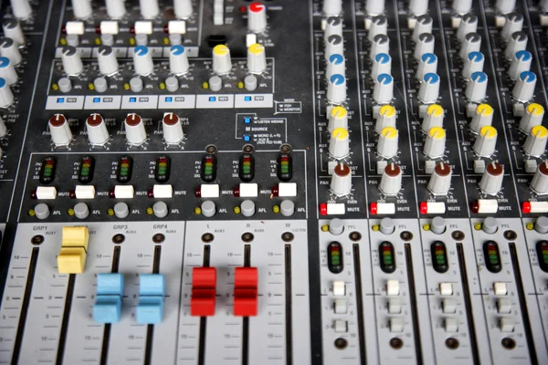 Primer plano del mezclador de control de sonido —  Fotos de Stock