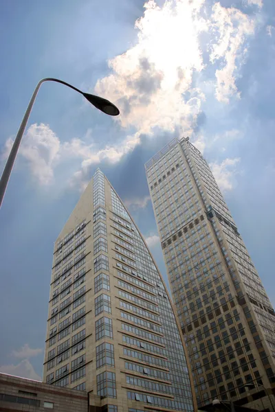 Chongqing açıklar wanda plaza, yanındaki yüksek binalar — Stok fotoğraf