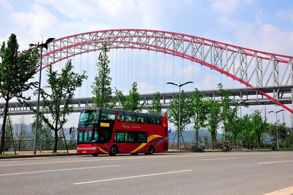 On the south bank of Chongqing Nanbin double-decker tour bus — Stock Photo, Image