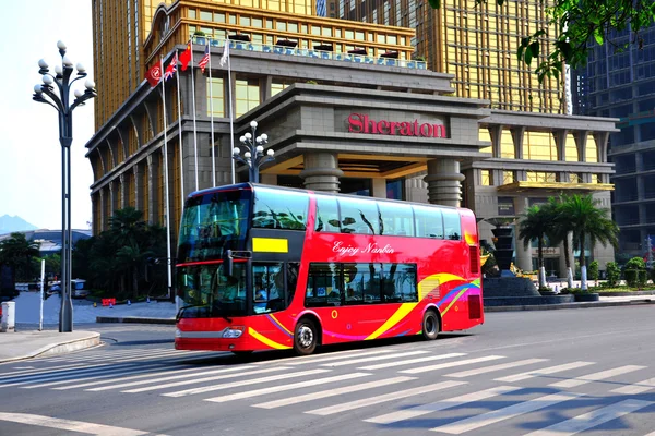 Op de zuidelijke oever van chongqing nanbin dubbeldekker tourbus — Stockfoto