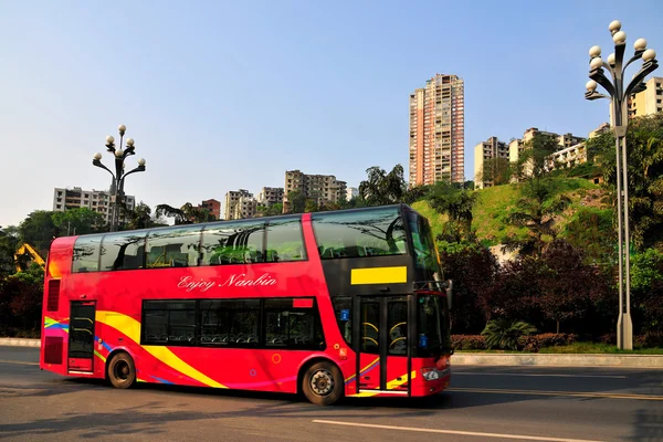 Op de zuidelijke oever van chongqing nanbin dubbeldekker tourbus — Stockfoto