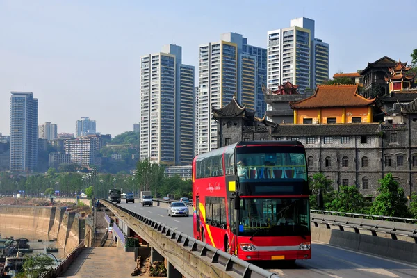 Στη νότια όχθη του chongqing nanbin διώροφο τουριστικό λεωφορείο — Φωτογραφία Αρχείου