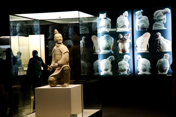 Xian qin terracotta savaşçıları ve qin terracotta savaşçıları ve atları Müzesi gösteri atların — Stok fotoğraf