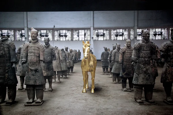 Xian qin qin terracotta krijgers en paarden museum Toon paard beeldjes — Stockfoto