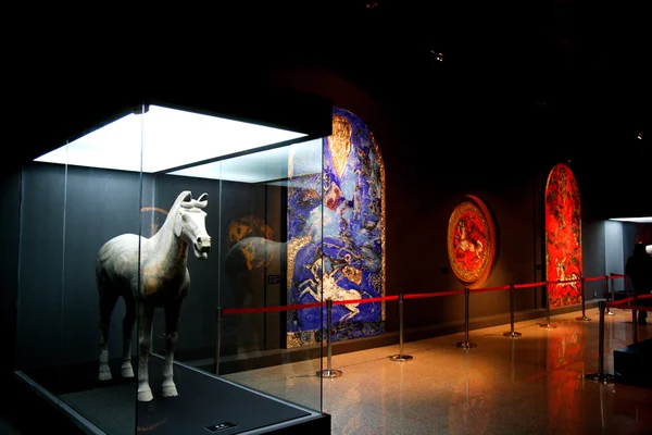 Xian Qin Qin Terracota Guerreiros e Cavalos Museu mostrar figuras de cavalo — Fotografia de Stock