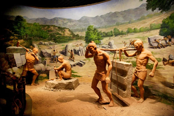 Xian Qin Terracotta Warriors and Horses Museum shows the construction of the mausoleum when the quarry restoration plastic base — Stock Image Xian Qin Terracotta Warriors and Horses Museum shows the construction of the mausoleum when the quarry restoration plastic base Stock Photo