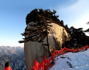 Huashan 2154.9 meters above sea level is one of the famous Chinese saying, which is next to the Dongfeng cited cited Feng Feng-ting loose clipart
